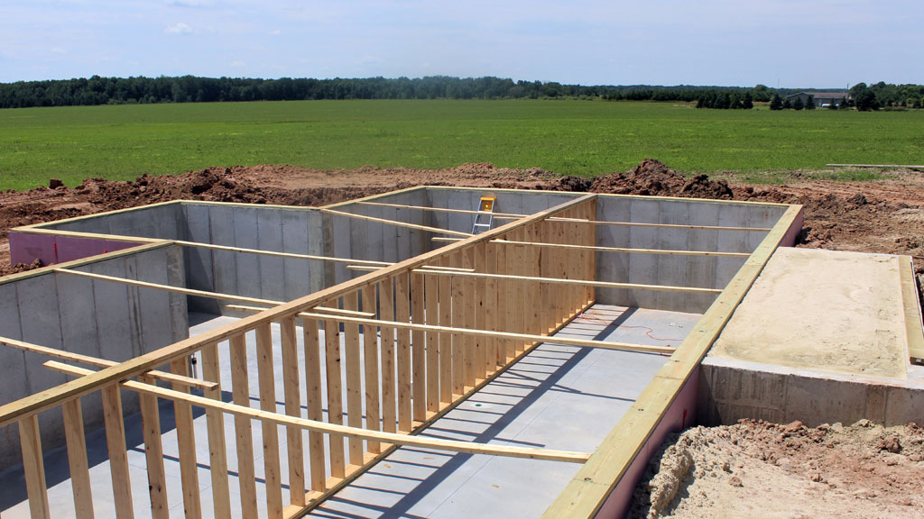 Inspection visuelle du sous-sol montrant un mur de fondation en béton