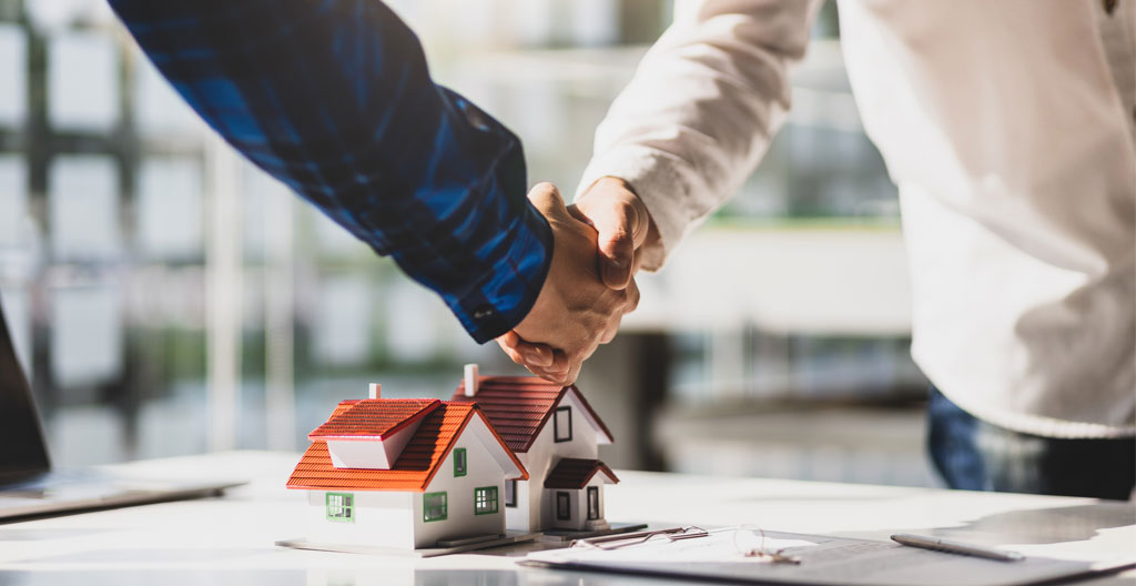 Signature d'un compromis de vente chez le notaire avec accompagnement de l'agent immobilier